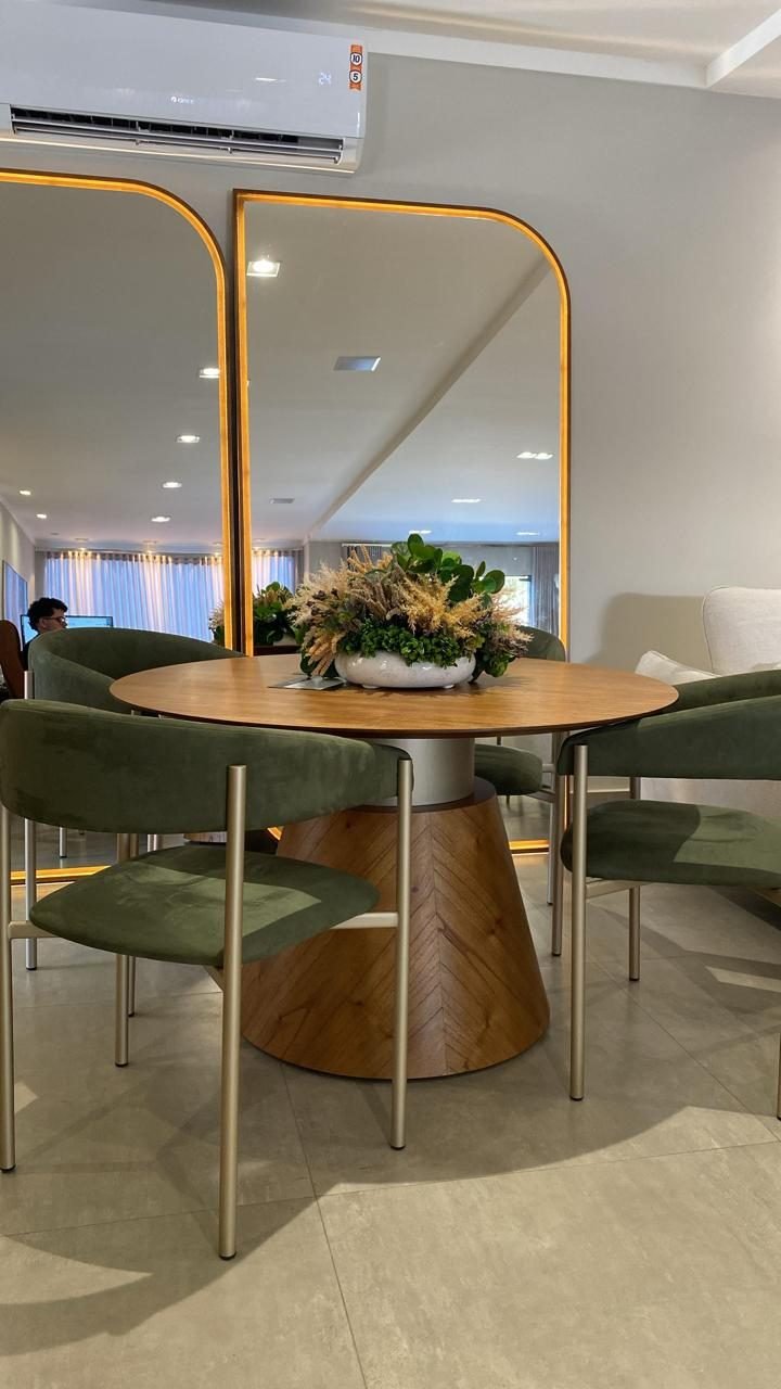 Ambiente de jantar com detalhes em dourado