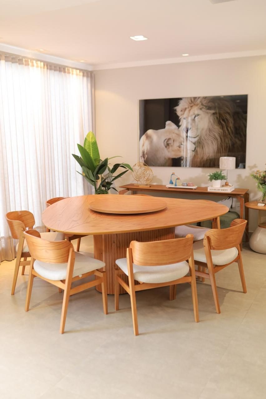 Sala de jantar com mesa redonda em madeira
